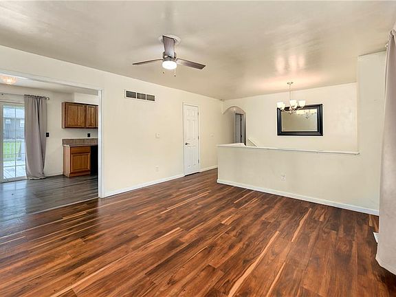 5th image of 15810 Valentine Ave