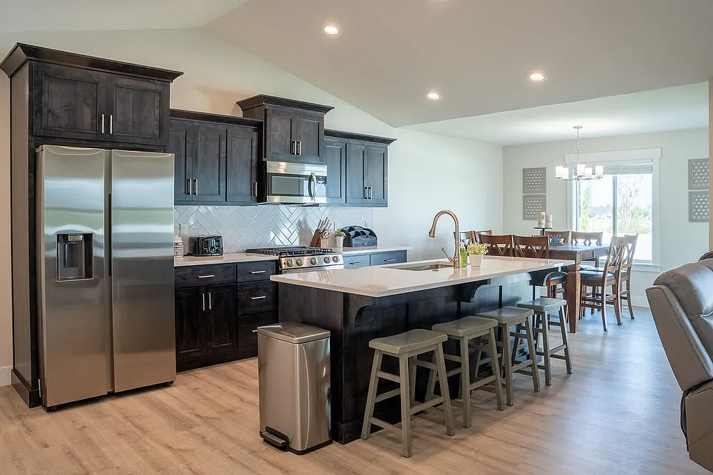 6 bed, 3397 sqft, $3,500 — Photo 3