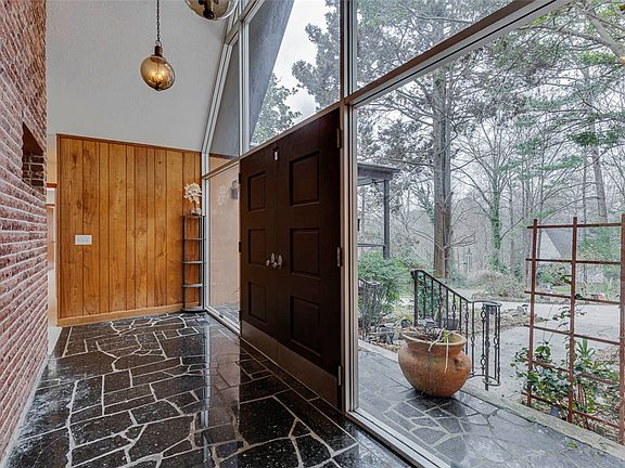 3rd image of 200 Valley View Dr