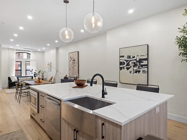 389 Manhattan Avenue image 12 of 38