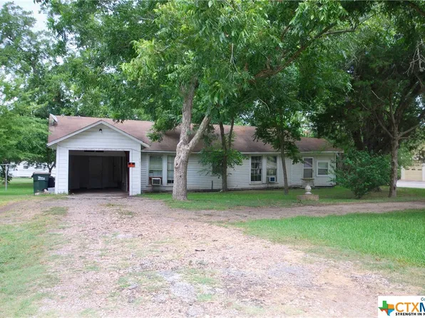 101 E Nelson St, Moulton, TX 77975