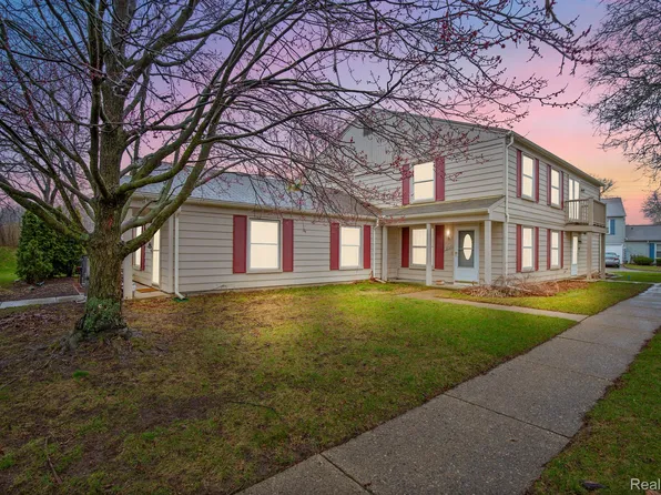 2727 Fox Hollow Ct, Lake Orion, MI 48360