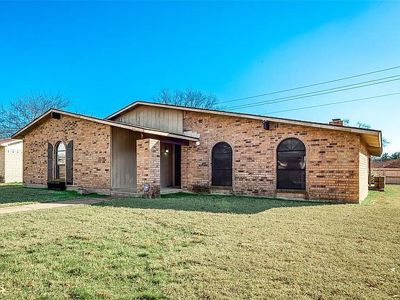 3rd image of 820 Live Oak Dr