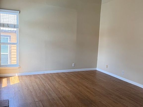 4th image of 1000 W 26th St APT 212