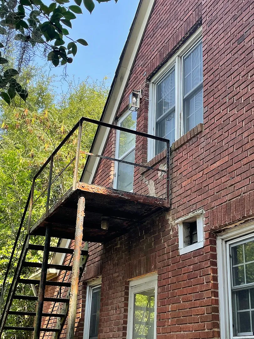 Renovated 2 Bedroom, 1 Bathroom Apartment — Photo 2