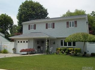 16 Lois Ln, Farmingdale, NY 11735
