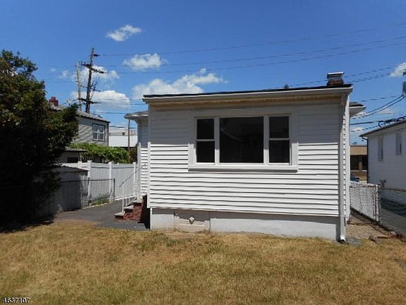 3rd image of 588 Sweetland Ave