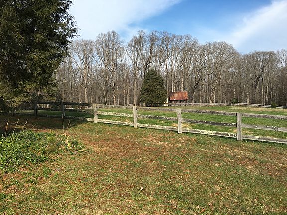 3 Stall Barn and back field