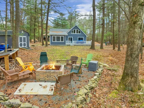 102 Hemlock Point Ct, Hawley, PA 18428