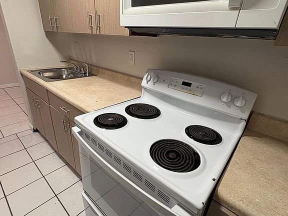 4th image of 900 NW 17th Ave E
