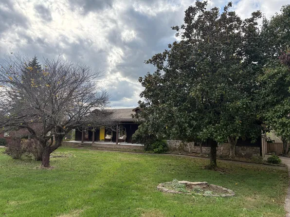 128 Squires Pointe Rd, Paris, KY 40361