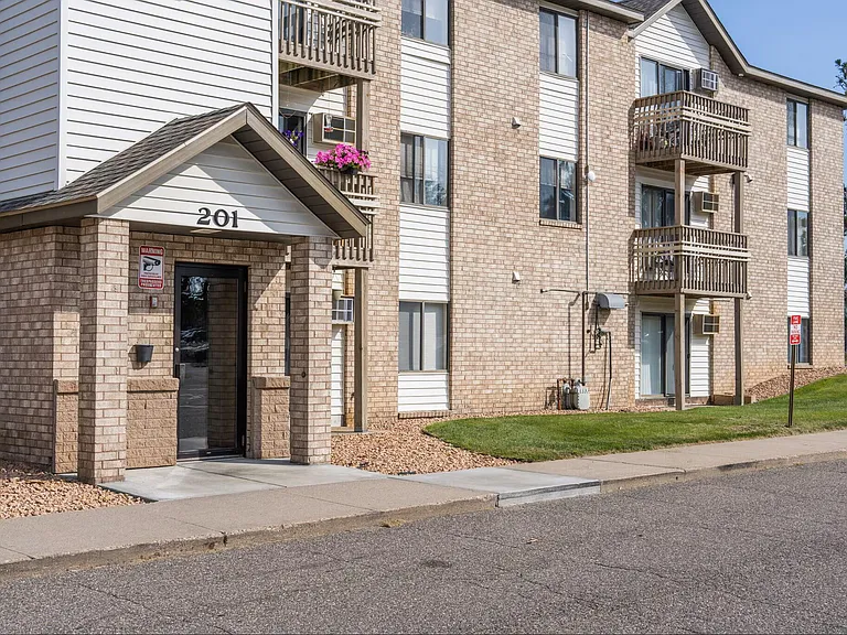 Norway Pines Apartments — Photo 15