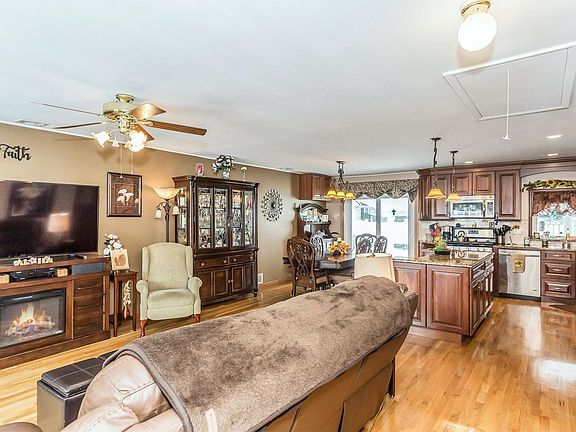 3rd image of 129 Dartmouth Dr