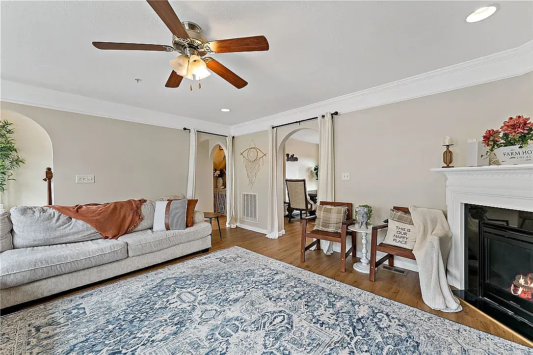 3 bed, 1376 sqft, $2,075 — Photo 1