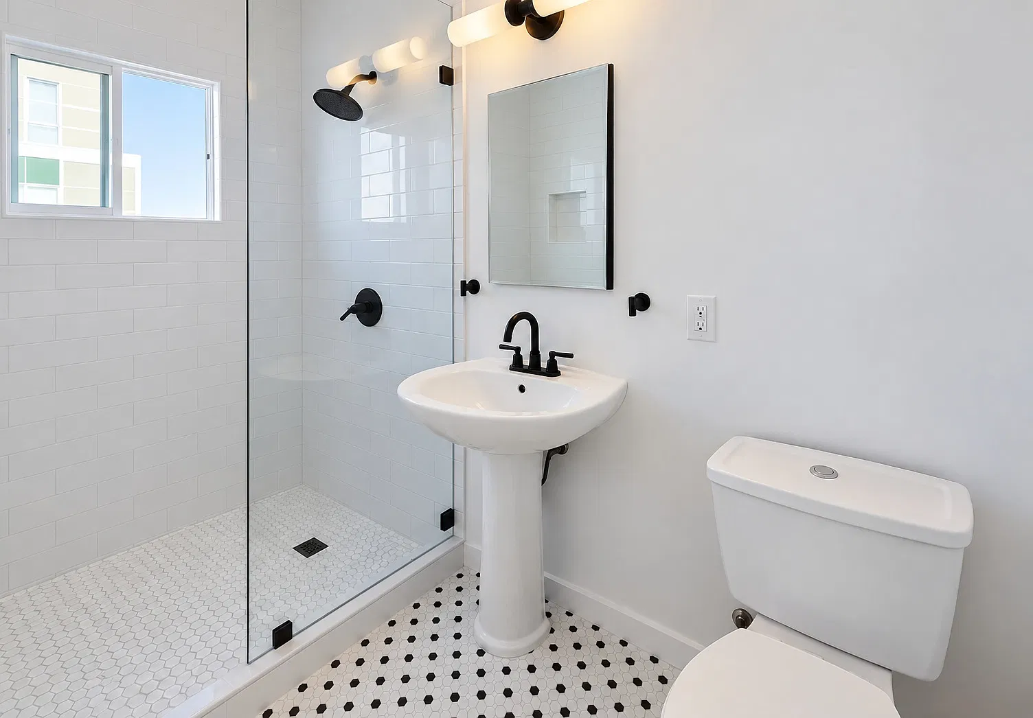 637 S Cloverdale Ave — Photo 4