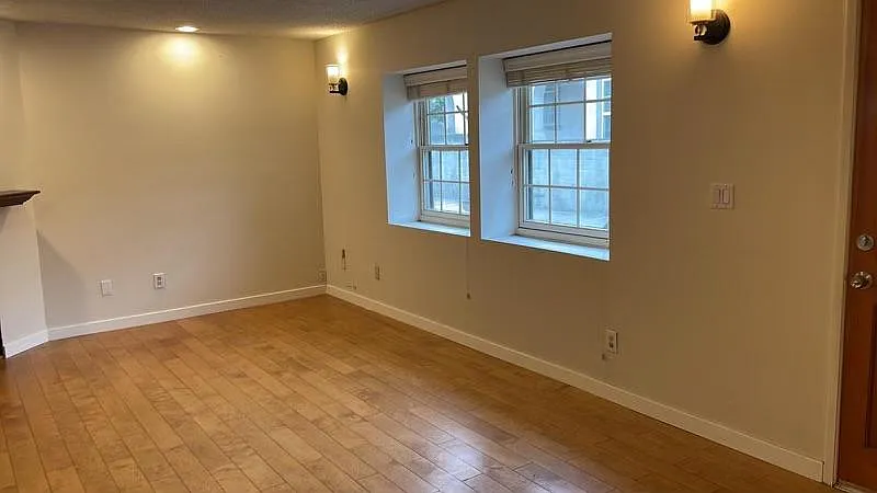3 bed, 2.5 bath, 1639 sqft, $3,460 — Photo 2