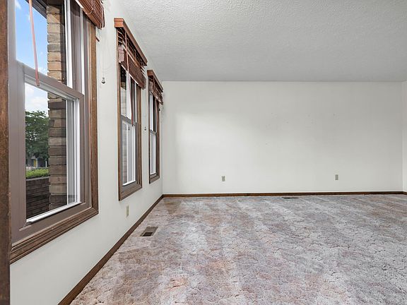 4th image of 110 N Heather Hill Dr