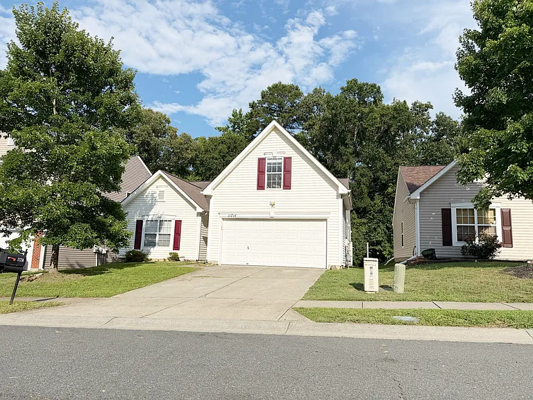 11714 Oak St — Photo 1