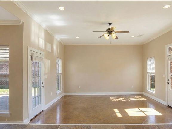 4th image of 3858 Southpass Ave