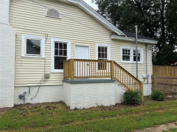 4th image of 144 Marshall St