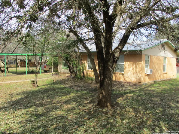 1105 E Taft St, Pearsall, TX 78061