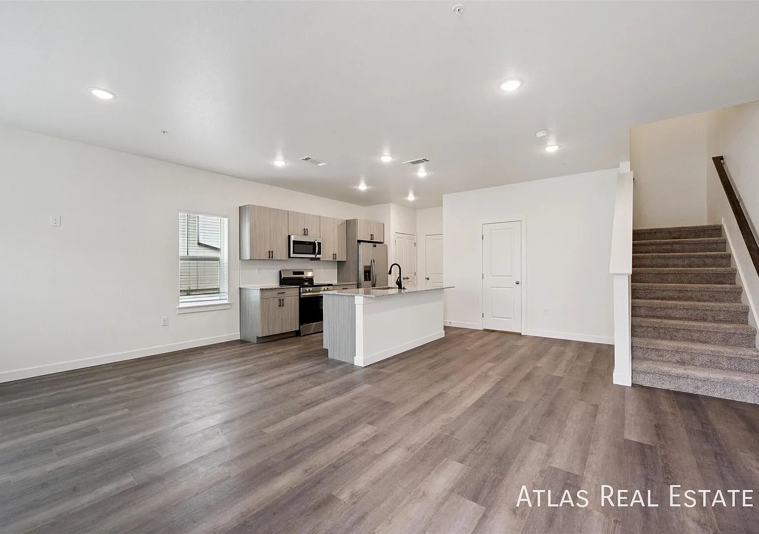 Limited Supply On 2-Beds!! Move In Today, Deposits Only $1,000! — Photo 3