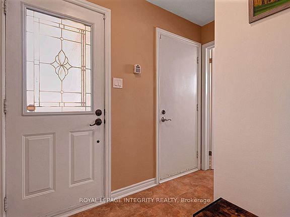 4th image of 390 Oaklawn Cres