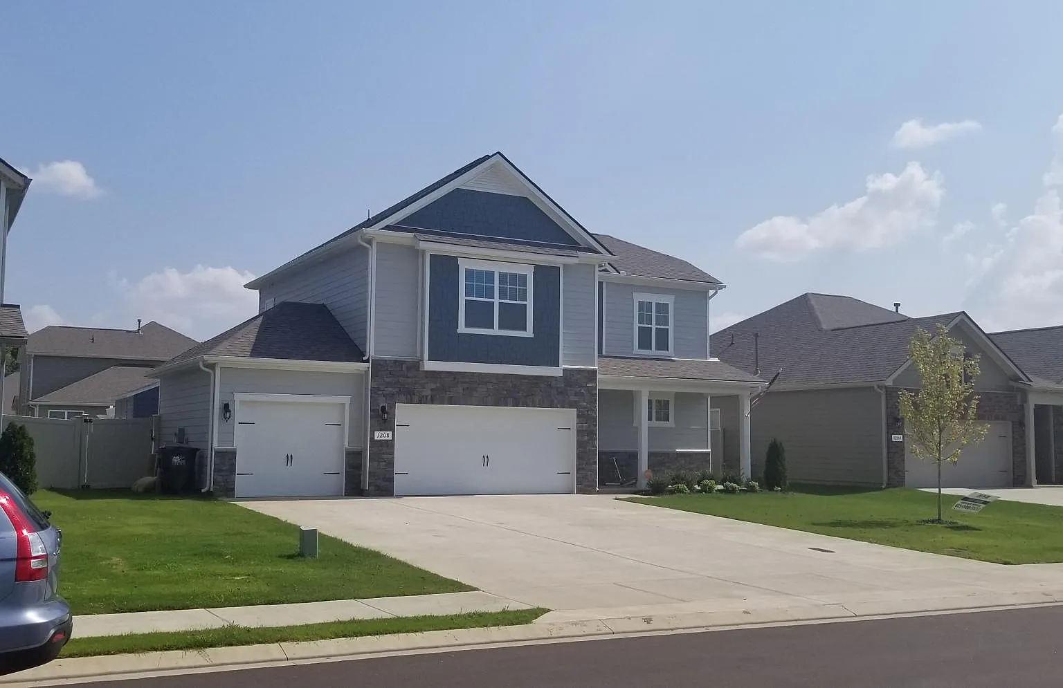 4 bed, 2.5 bath, 2269 sqft, $3,000 — Photo 2