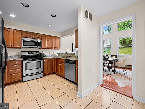 5th image of 6045 Falls Rd