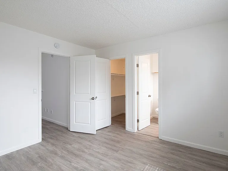 Aztec Pacific Apartments — Photo 61