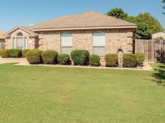 3rd image of 205 Willow Creek Dr
