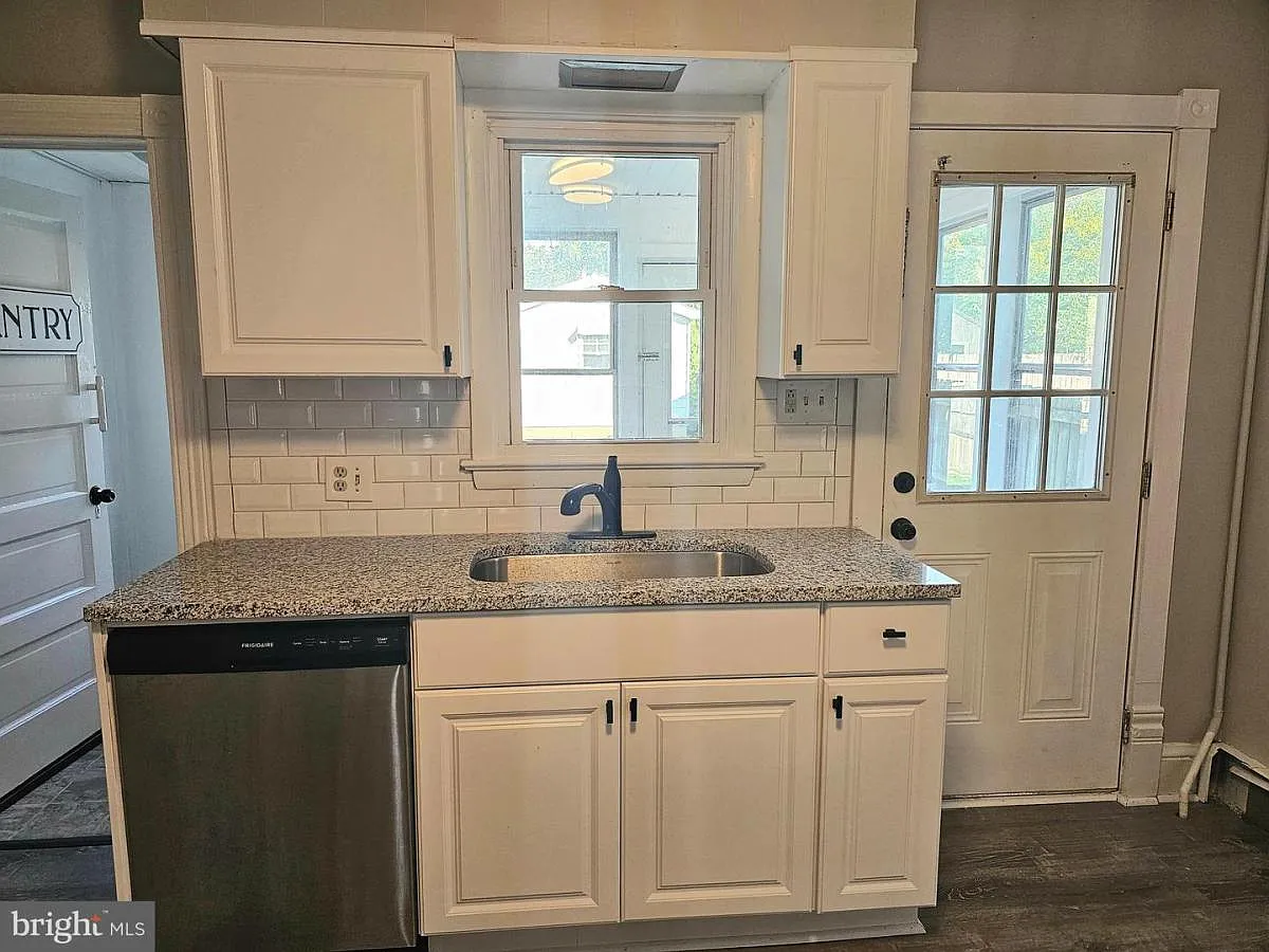 3 bed, 1094 sqft, $1,400 — Photo 2