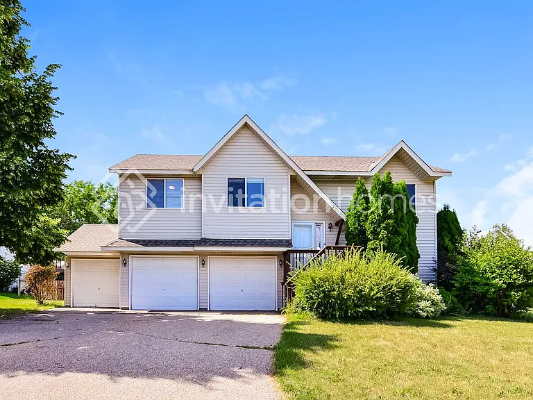 2243 Belfast St W — Photo 1