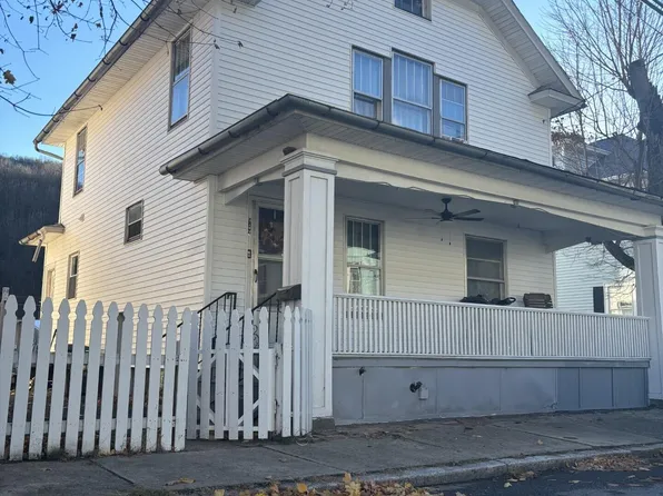 942 Center St, Coal Township, PA 17866