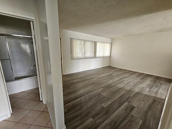 4th image of 6121 Woodman Ave APT 117
