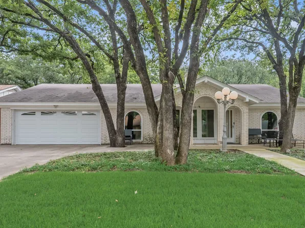 412 Twin Creek Dr, Hurst, TX 76053