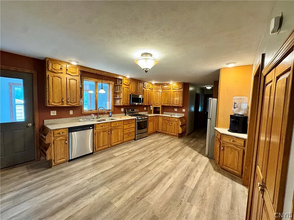 4 bed, 2.5 bath, 7318 sqft, $2,500 — Photo 3