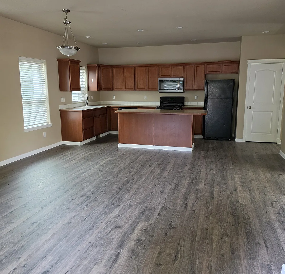 3 bed, 2.5 bath, 2058 sqft, $2,450 — Photo 3