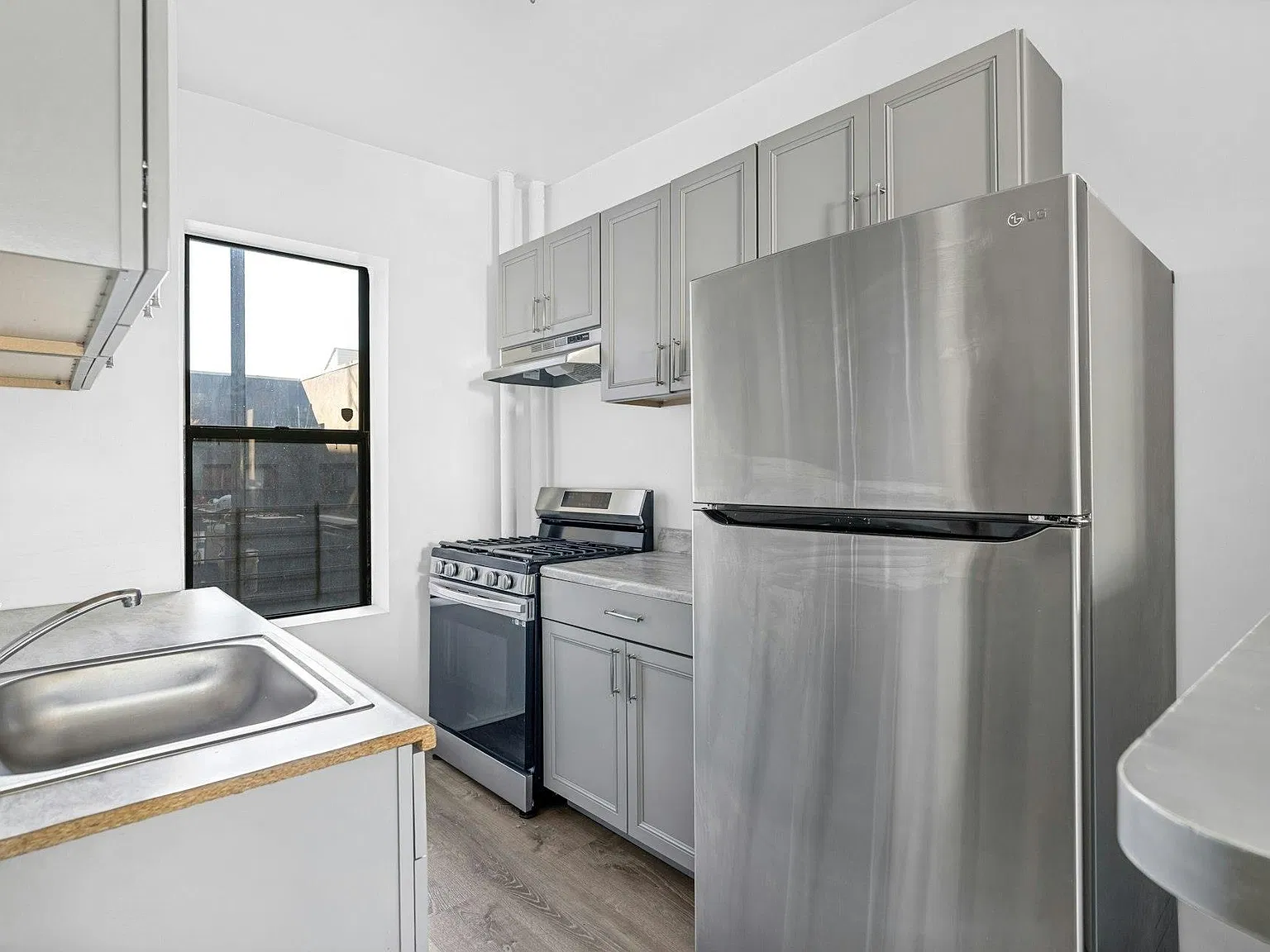 3 bed, 2.0 bath, 1220 sqft, $2,900 — Photo 4