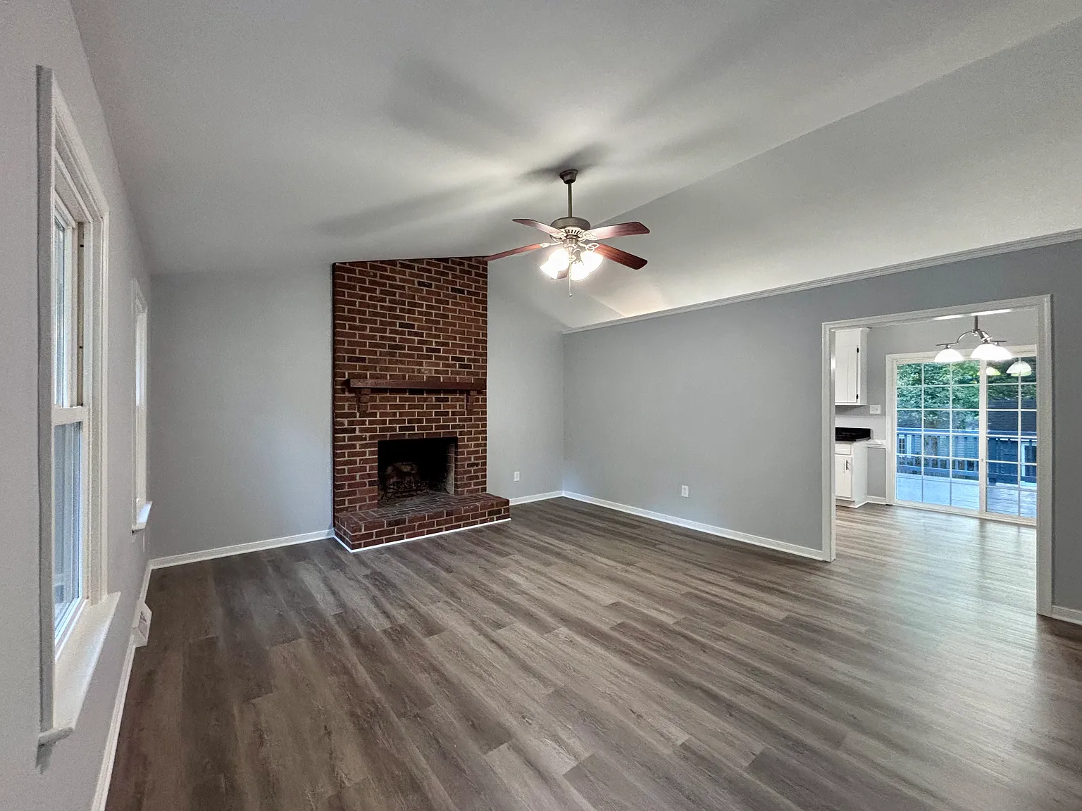 3 bed, 1056 sqft, $2,150 — Photo 2