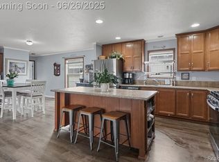 26317 E Cherokee Dr, Flat Rock, MI 48134