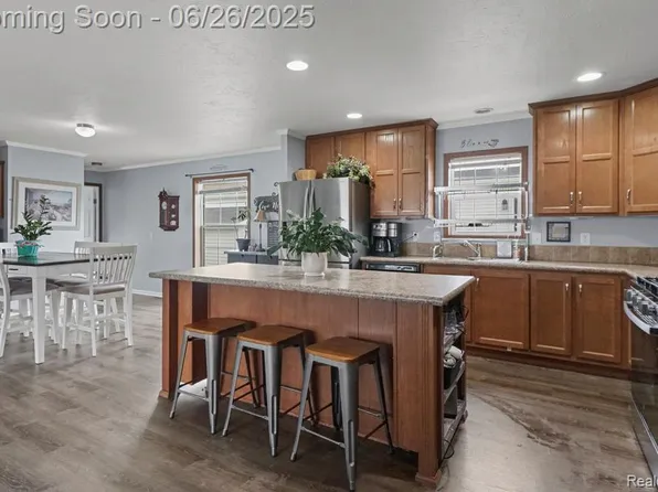 26317 E Cherokee Dr, Flat Rock, MI 48134