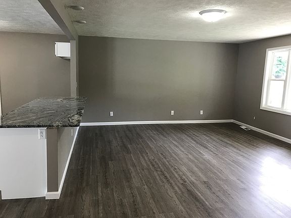 3rd image of 915 Valley Dr