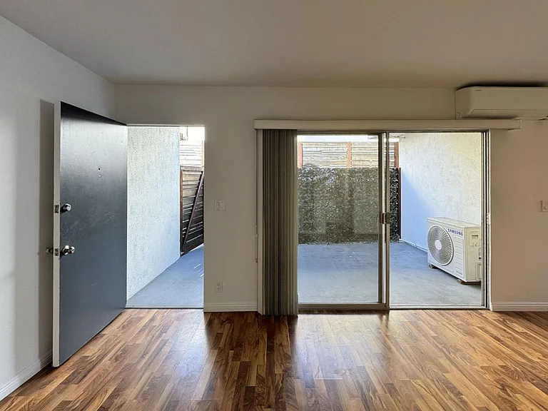 1433 25th St #3 — Photo 3