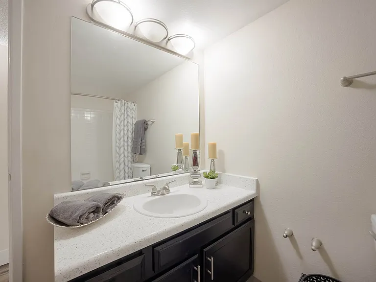 Woodland Hills Apartments — Photo 12