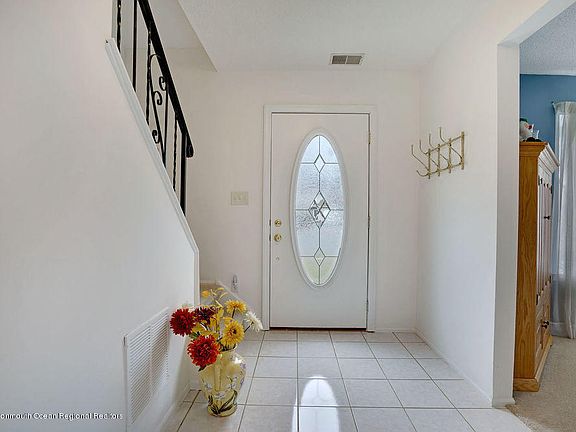 5th image of 304 Shoshone Ct