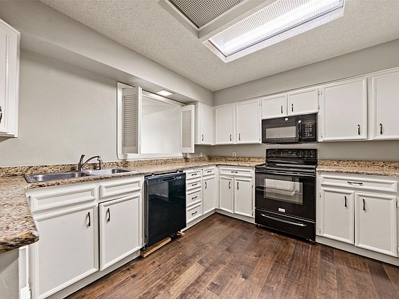 4th image of 2812 Stewart Dr