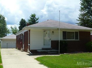 19524 Salisbury St, Saint Clair Shores, MI 48080