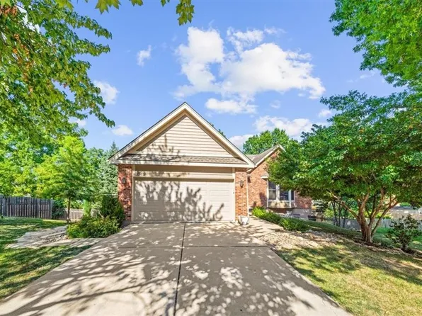 1045 E Millview Cir, Olathe, KS 66061