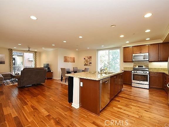 2nd image of 533 Rockefeller